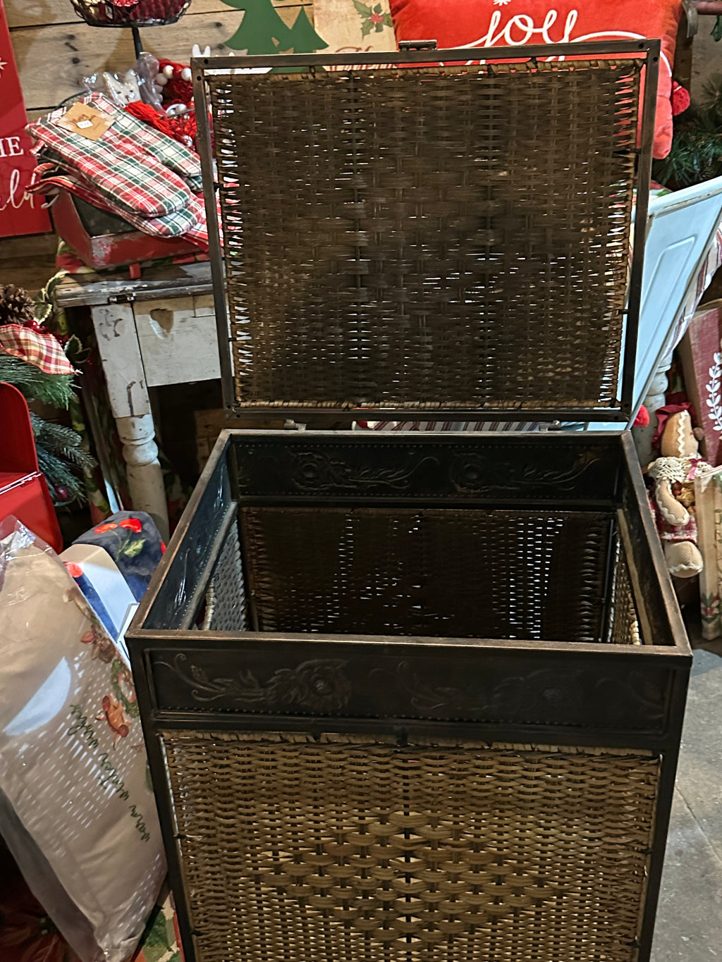 Wicker stand trunk