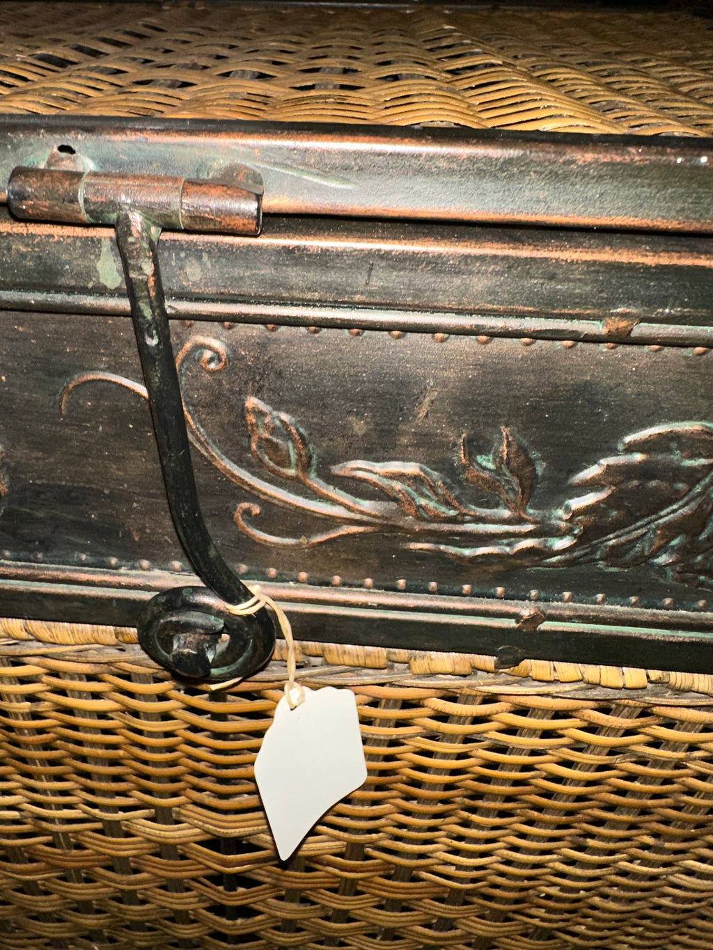 Wicker stand trunk